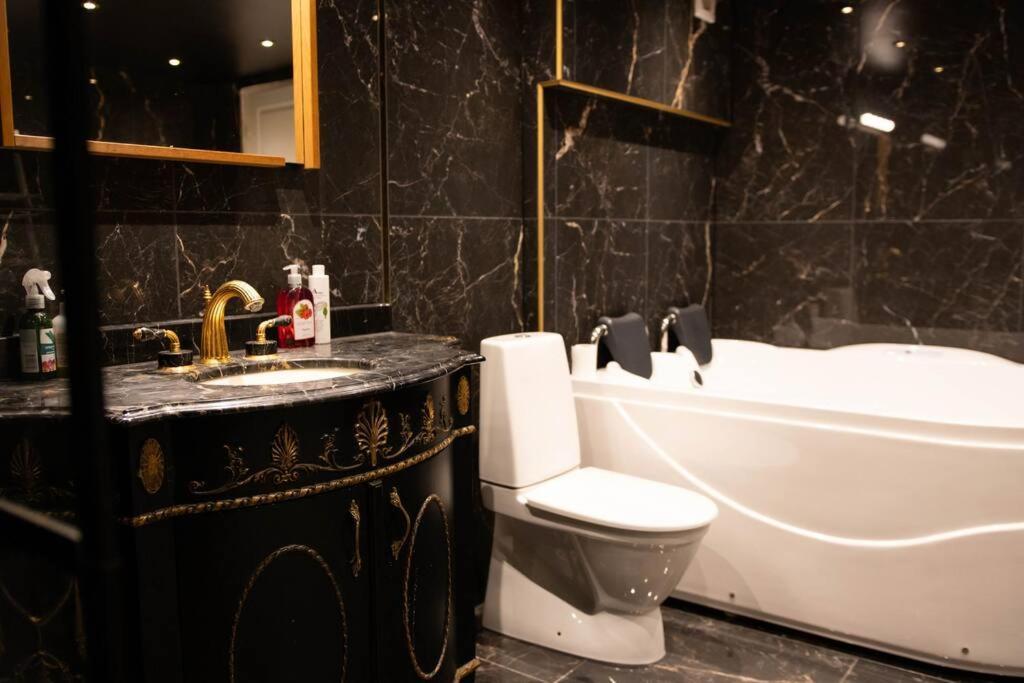 Historical Malt Factory Apartment, 6 Bedrooms, Sleeps 12 , Hot Tub Helsingborg Buitenkant foto
