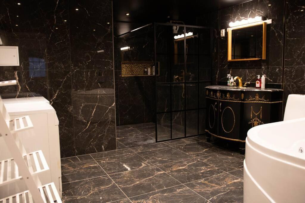 Historical Malt Factory Apartment, 6 Bedrooms, Sleeps 12 , Hot Tub Helsingborg Buitenkant foto