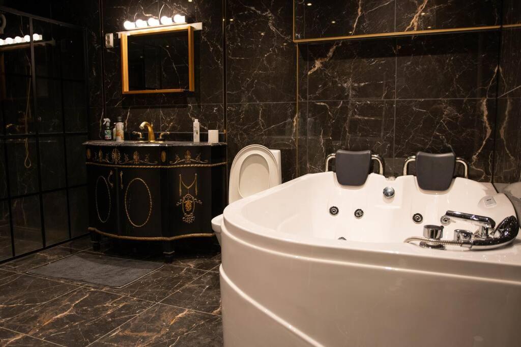 Historical Malt Factory Apartment, 6 Bedrooms, Sleeps 12 , Hot Tub Helsingborg Buitenkant foto