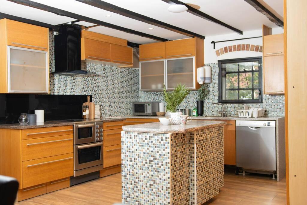 Historical Malt Factory Apartment, 6 Bedrooms, Sleeps 12 , Hot Tub Helsingborg Buitenkant foto