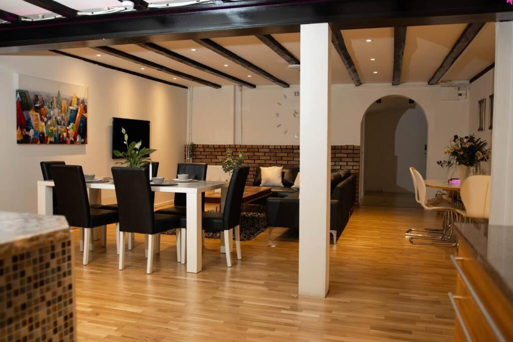 Historical Malt Factory Apartment, 6 Bedrooms, Sleeps 12 , Hot Tub Helsingborg Buitenkant foto